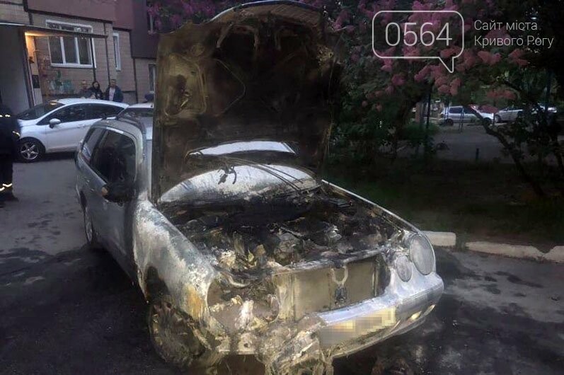 Ночью в Кривом Роге на временной стоянке сгорело два авто - ФОТО, ВИДЕО, фото-2