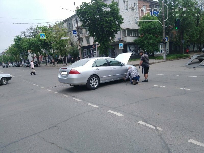 На проезжей части в центре Кривого Рога у автомобиля вырвало колесо, - ФОТО, фото-1