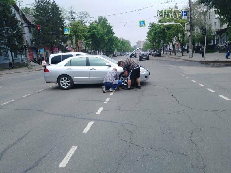 На проезжей части в центре Кривого Рога у автомобиля вырвало колесо, - ФОТО, фото-5