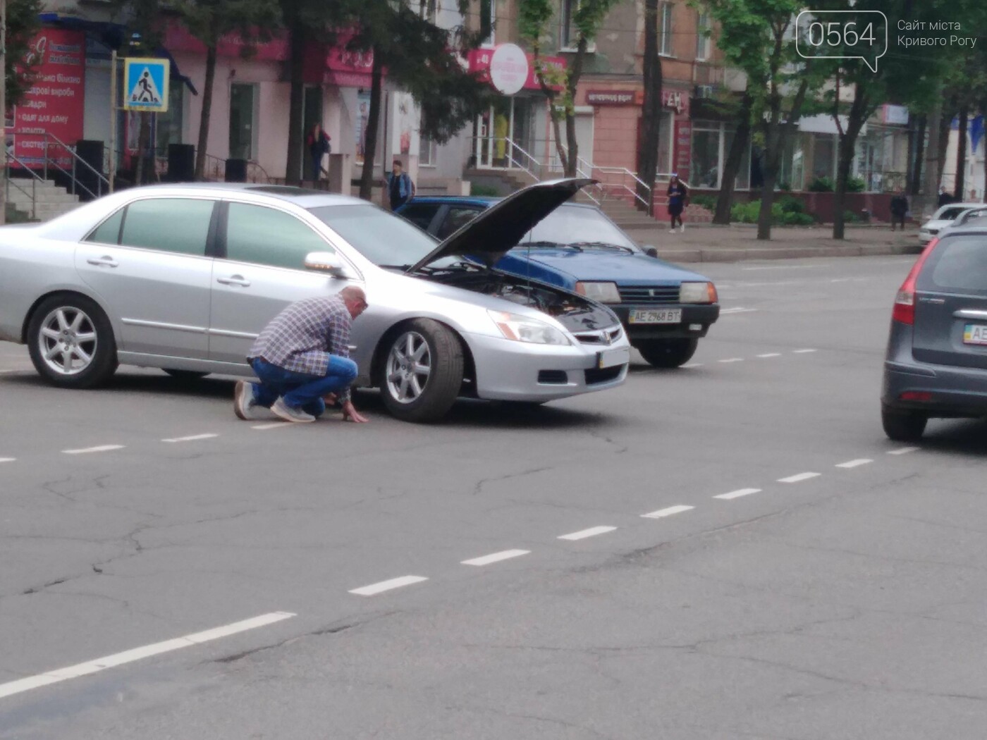 На проезжей части в центре Кривого Рога у автомобиля вырвало колесо, - ФОТО, фото-8