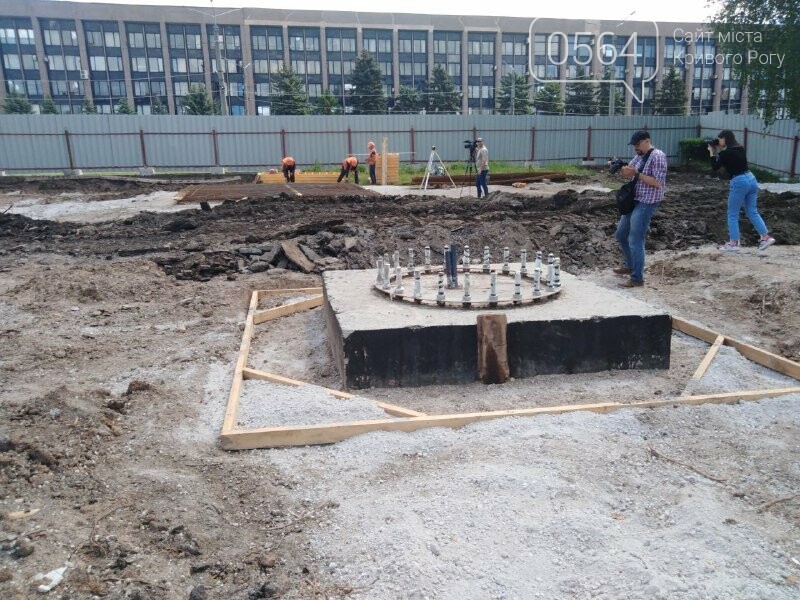 Возле будущего 72-метрового флагштока в Кривом Роге побывали нардепы и руководители области, - ФОТО, ВИДЕО, фото-1