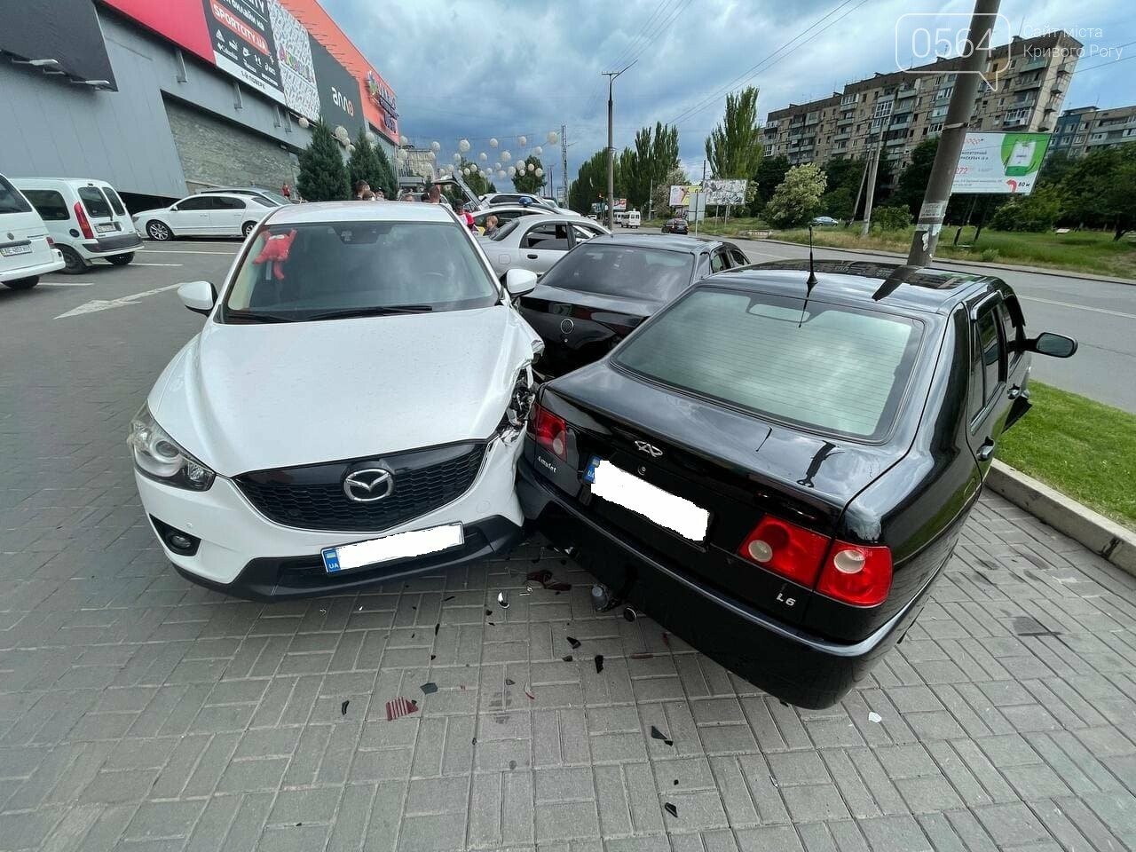 На парковке в Кривом Роге столкнулись "Mazda" и "Chery", - ФОТО , фото-3