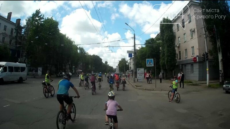 1300 велосипедистов проехало центральными улицами Кривого Рога, - ФОТО, ВИДЕО, фото-11