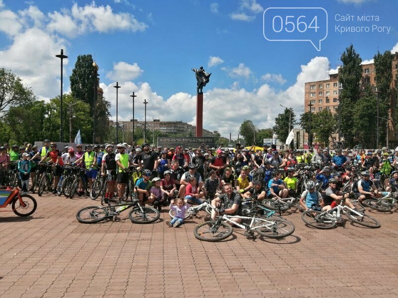 1300 велосипедистов проехало центральными улицами Кривого Рога, - ФОТО, ВИДЕО, фото-2