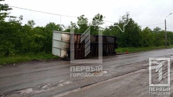 В Кривом Роге у фуры на ходу перевернулся прицеп, - ФОТО , фото-1