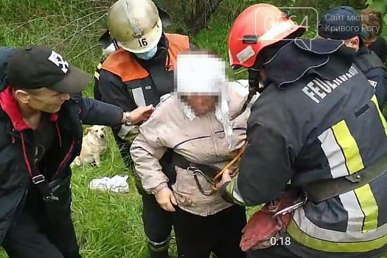 В Кривом Роге 75-летняя горожанка провалилась в открытый канализационный колодец, - ФОТО, ВИДЕО, фото-1