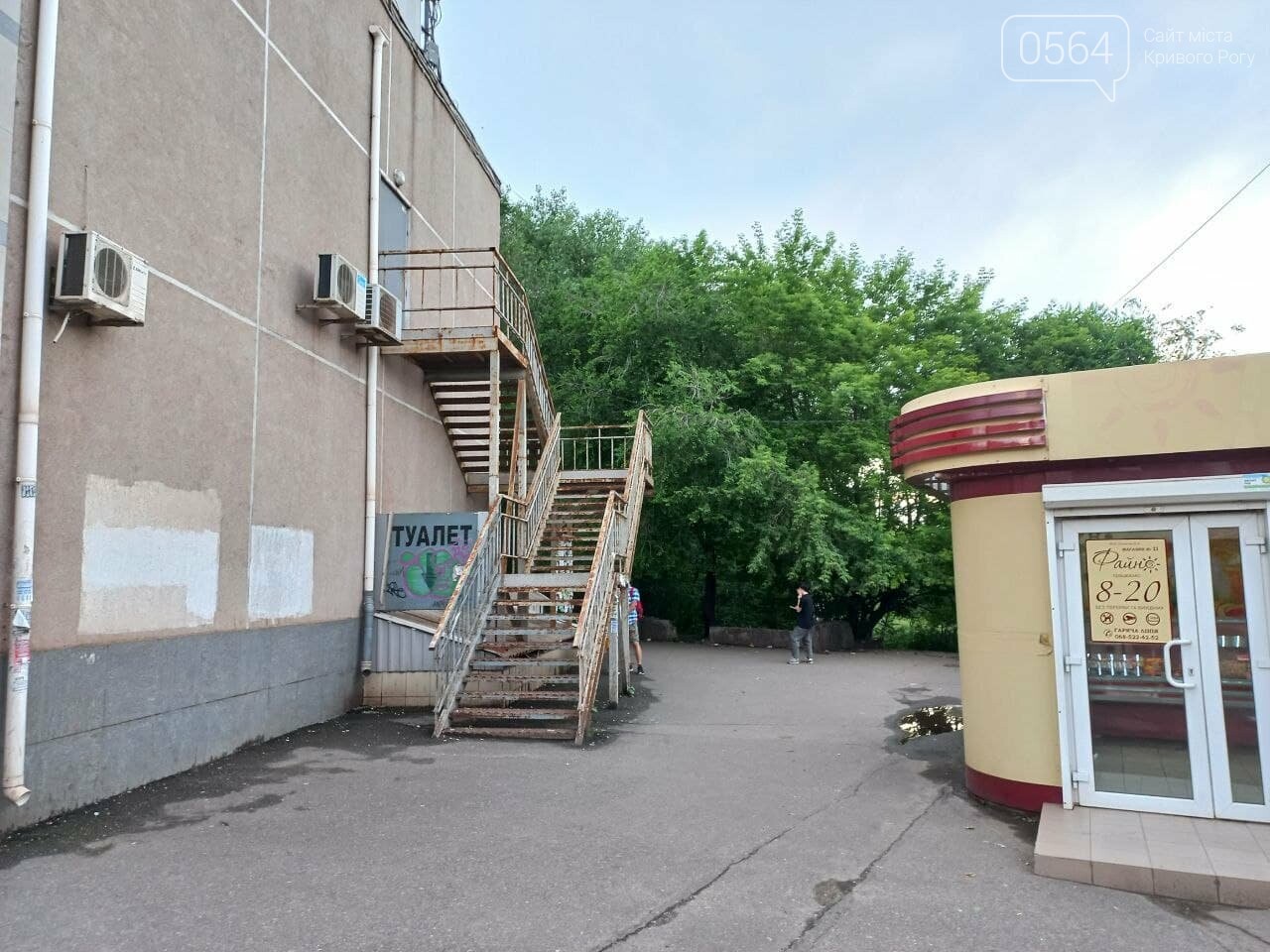 В Кривом Роге патрульные составили админматериалы на юношей, пивших пиво возле "Сільпо", - ФОТО, фото-3