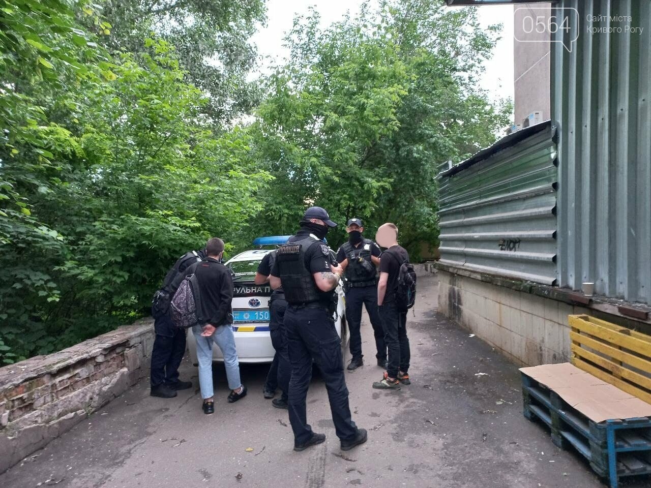 В Кривом Роге патрульные составили админматериалы на юношей, пивших пиво возле "Сільпо", - ФОТО, фото-9