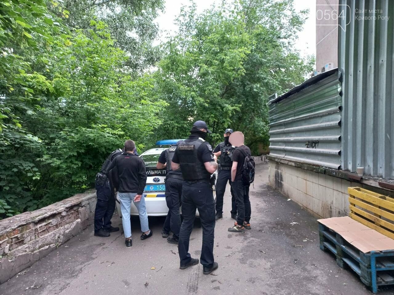 В Кривом Роге патрульные составили админматериалы на юношей, пивших пиво возле "Сільпо", - ФОТО, фото-5