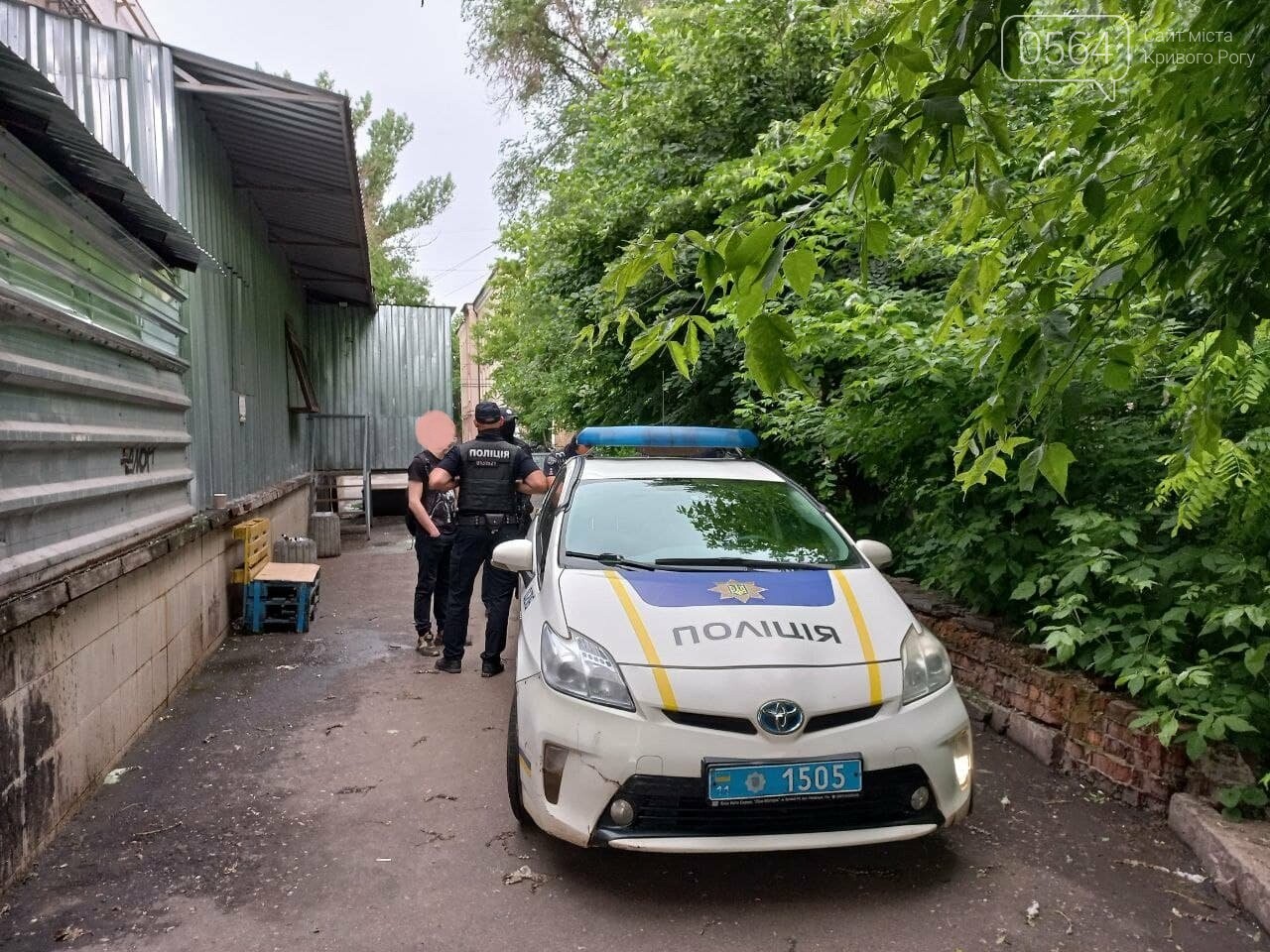 В Кривом Роге патрульные составили админматериалы на юношей, пивших пиво возле "Сільпо", - ФОТО, фото-4