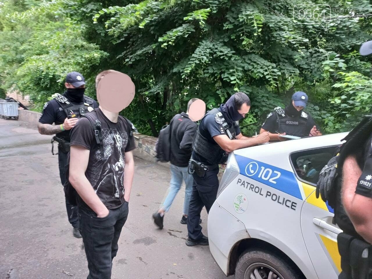 В Кривом Роге патрульные составили админматериалы на юношей, пивших пиво возле "Сільпо", - ФОТО, фото-8