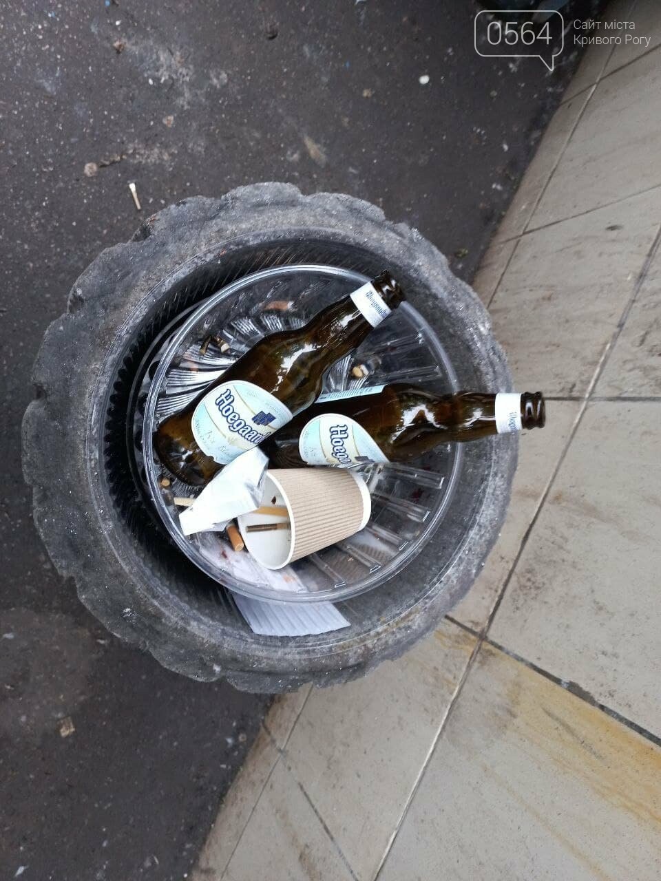 В Кривом Роге патрульные составили админматериалы на юношей, пивших пиво возле "Сільпо", - ФОТО, фото-7