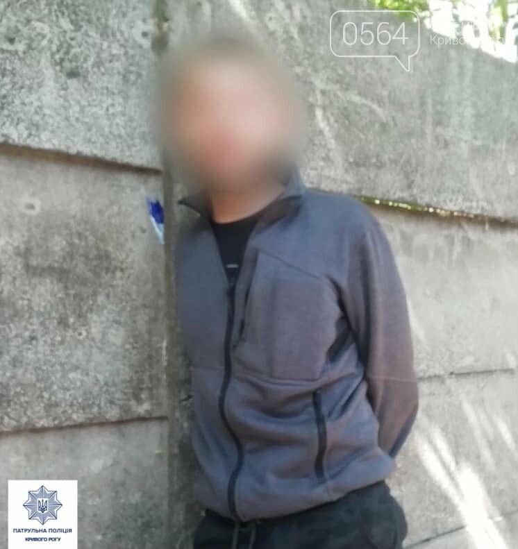 Криворожские патрульные задержали мужчину, размахивавшего пистолетом посреди улицы, фото-2