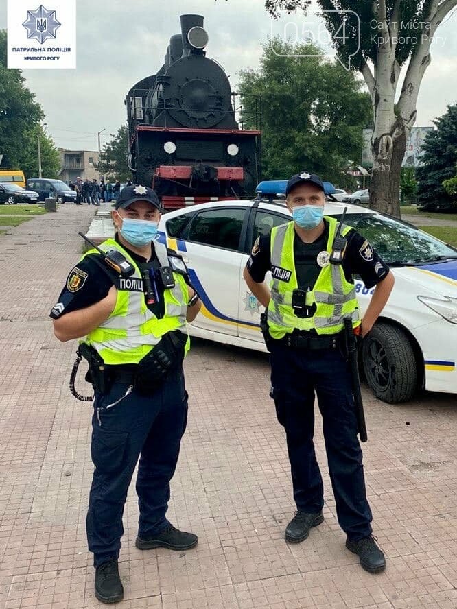 Криворожские патрульные спасли котёнка, застрявшего между бетонной плитой и металлическим листом, - ФОТО , фото-1