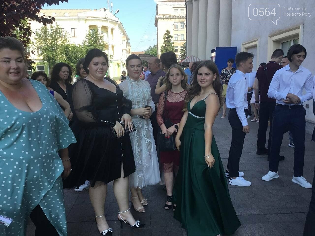 В Кривом Роге 3667 выпускников сегодня прощаются со своими alma mater, - ФОТО, фото-18