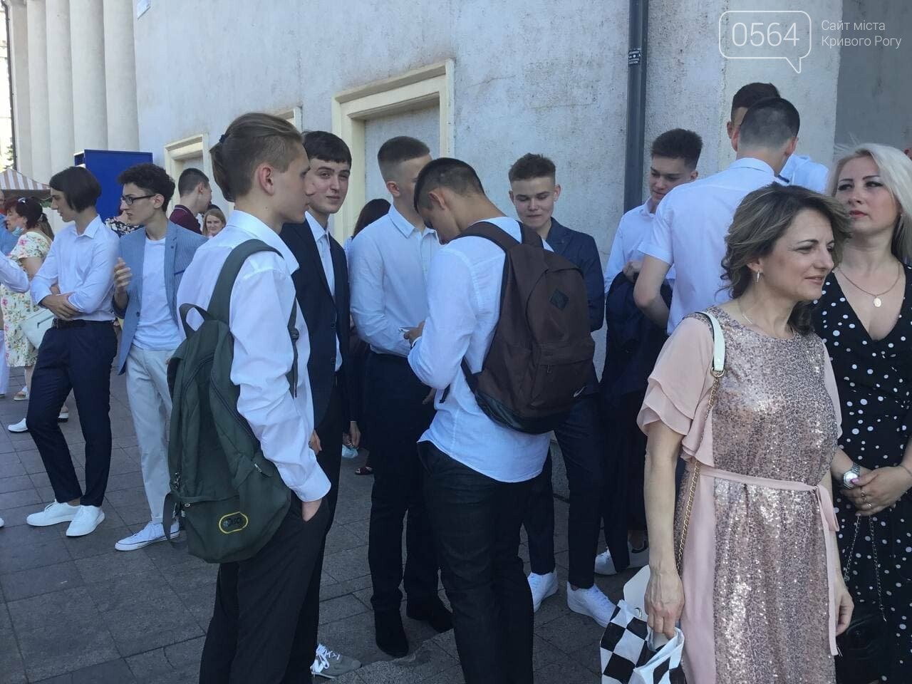 В Кривом Роге 3667 выпускников сегодня прощаются со своими alma mater, - ФОТО, фото-21