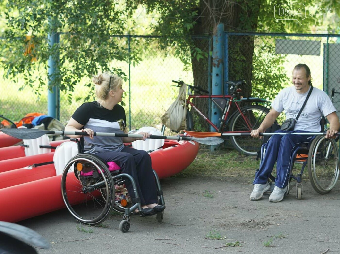 Старый инвалид сидя на столе нашивал. Инклюзивный туризм. Инклюзивное оборудование для туризма. Инклюзивный это. Инвалидизация фото.