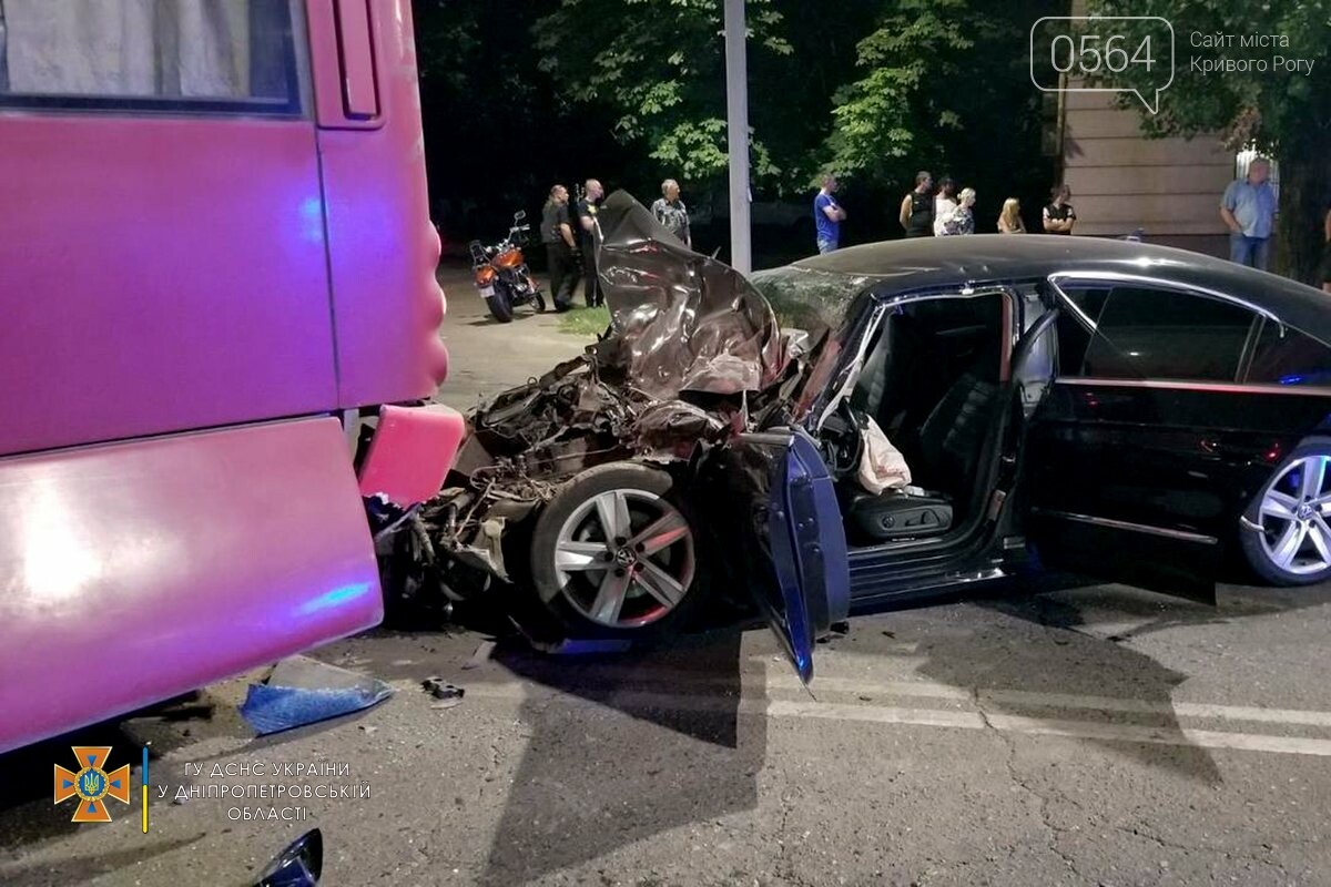 В Кривом Роге легковушка столкнулась с автобусом, пострадали 3 человека , - ФОТО, фото-1