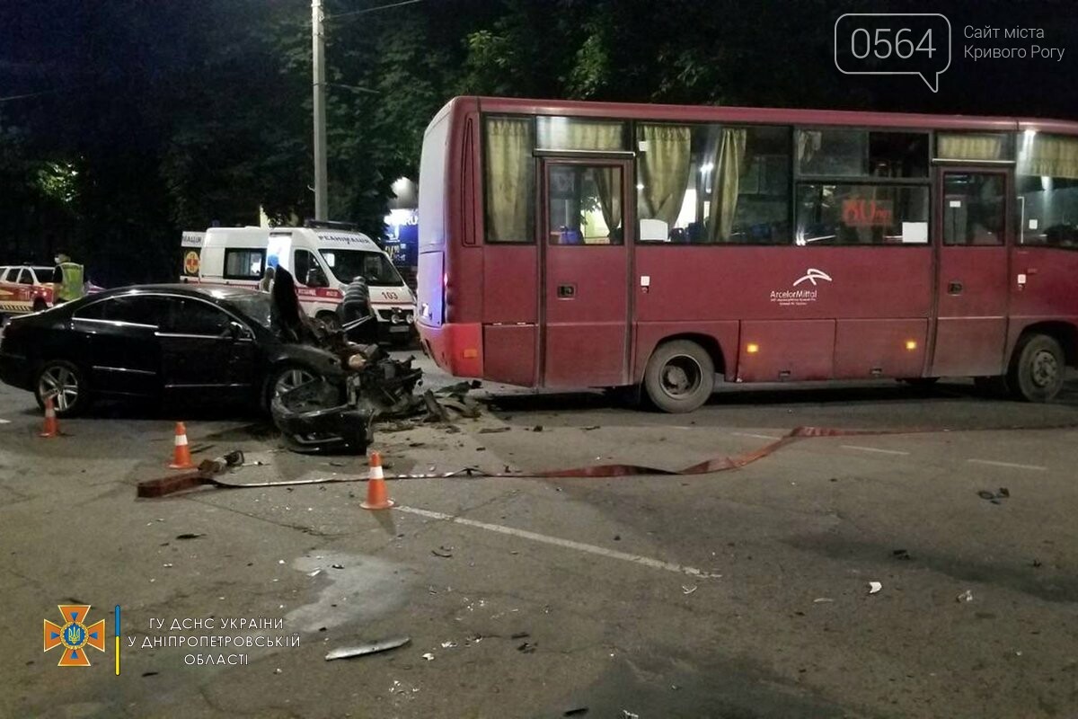 В Кривом Роге легковушка столкнулась с автобусом, пострадали 3 человека , - ФОТО, фото-2