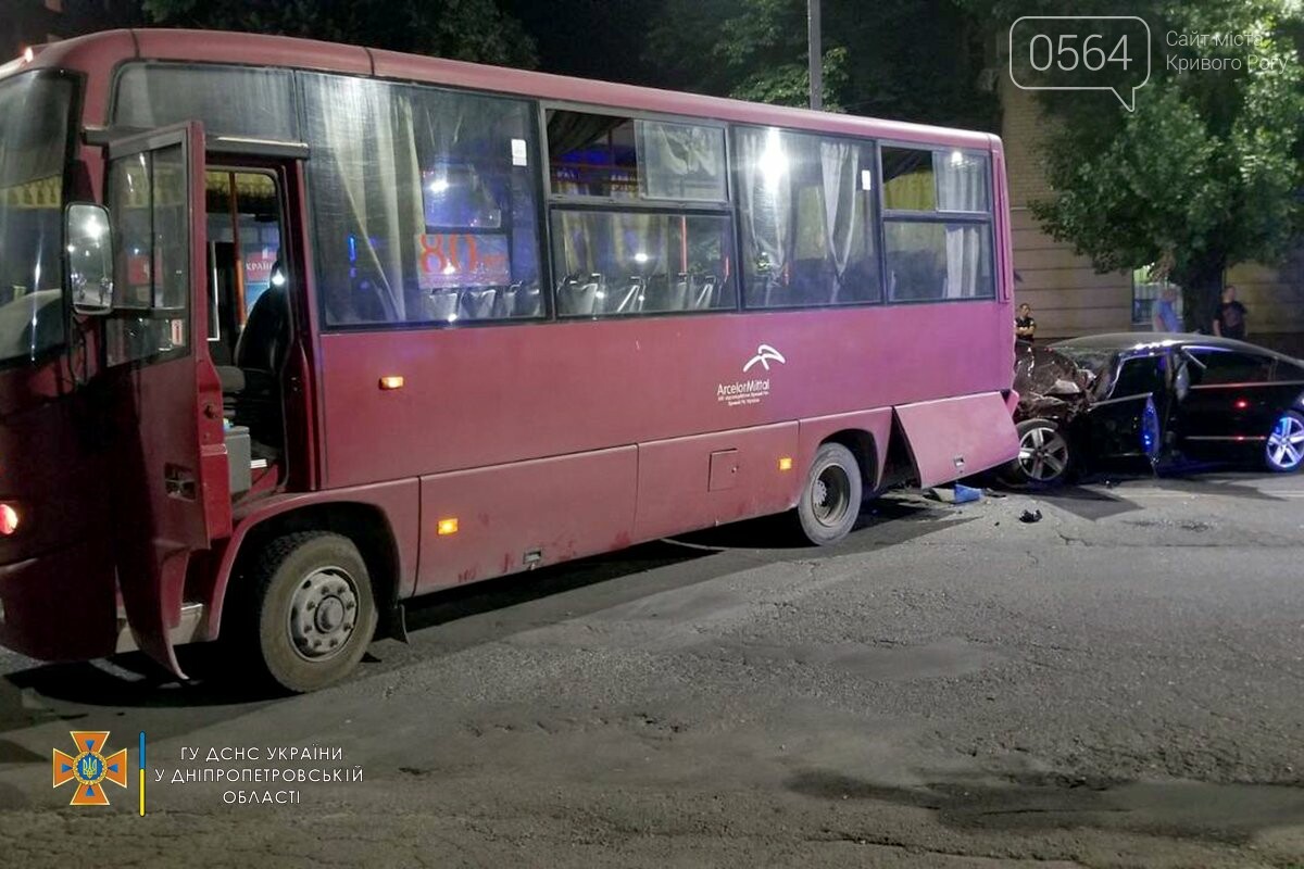 В Кривом Роге легковушка столкнулась с автобусом, пострадали 3 человека , - ФОТО, фото-4