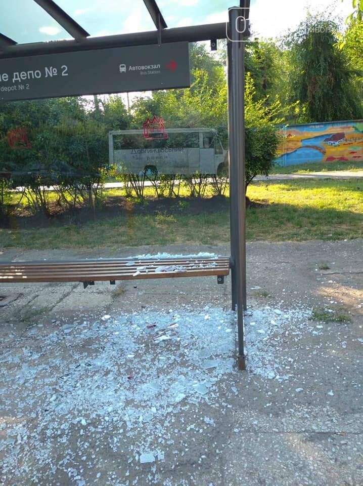"Твари... подлые и трусливые": в Кривом Роге вандалы уничтожили остановочный павильон, - ФОТО , фото-2