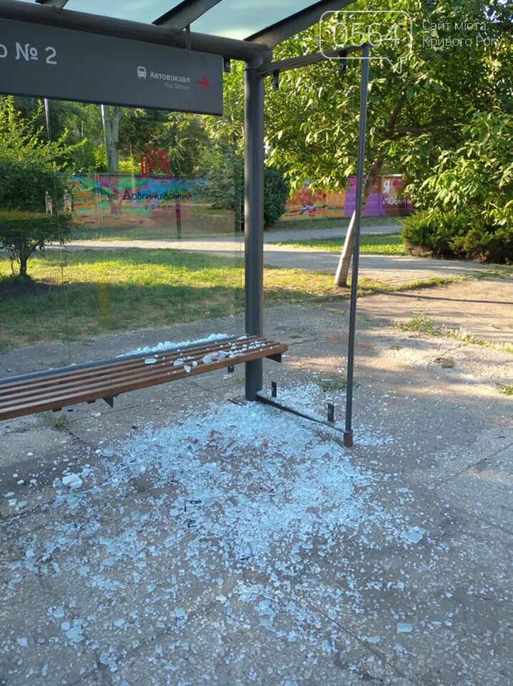 "Твари... подлые и трусливые": в Кривом Роге вандалы уничтожили остановочный павильон, - ФОТО , фото-1