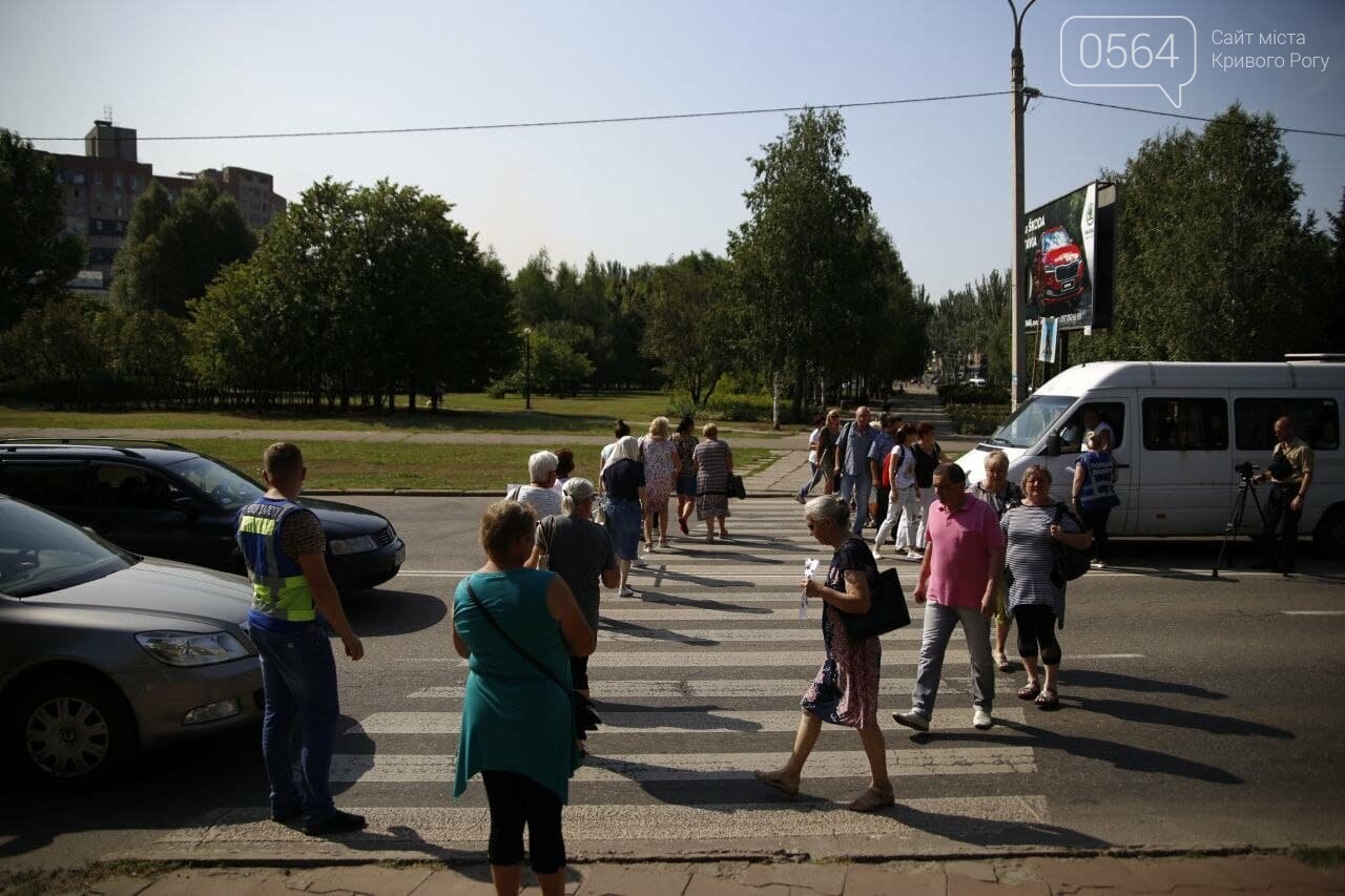 Криворожане перекрыли две дороги вокруг горисполкома, - ФОТО  , фото-1