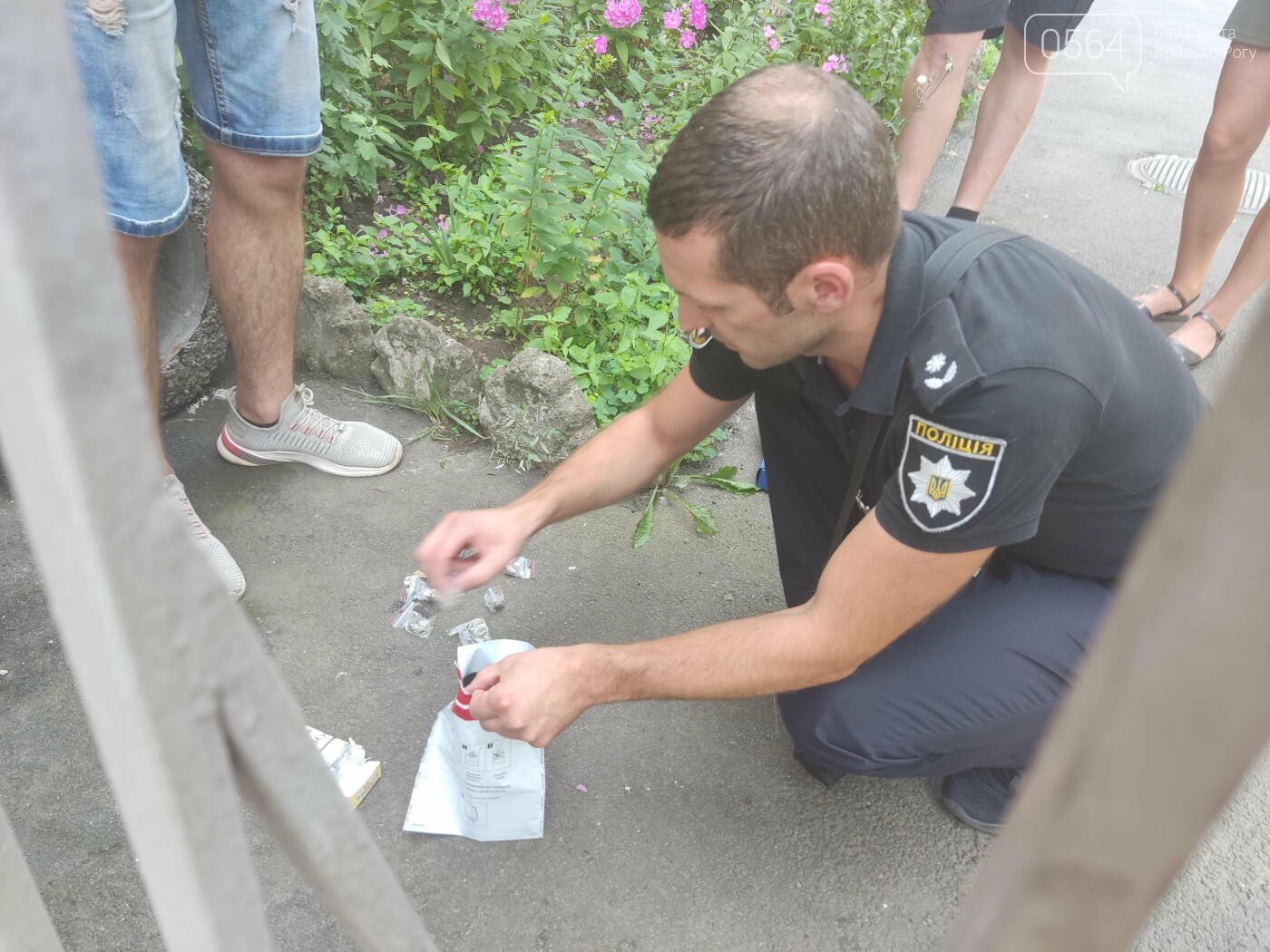 В Кривом Роге полиция задержала парня с 12 пакетиками наркотического вещества, - ФОТО, фото-7