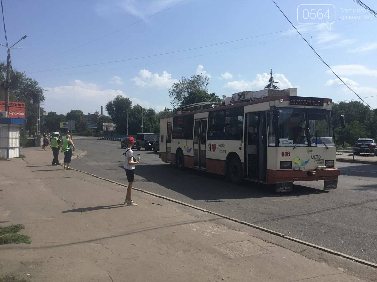 В Кривом Роге из-за обвисших над дорогой проводов остановился общественный транспорт, - ФОТО , фото-17