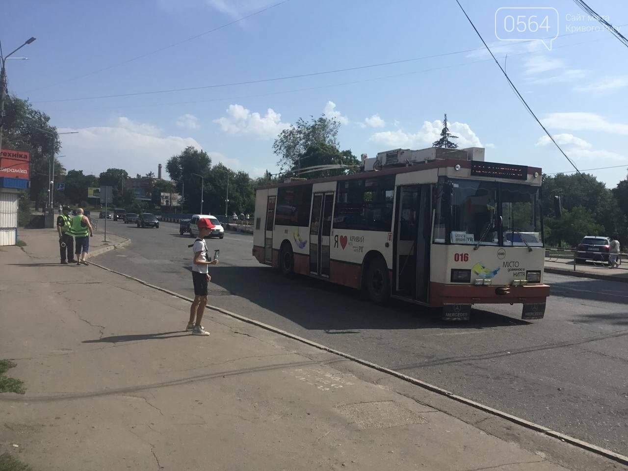 В Кривом Роге из-за обвисших над дорогой проводов остановился общественный транспорт, - ФОТО , фото-11