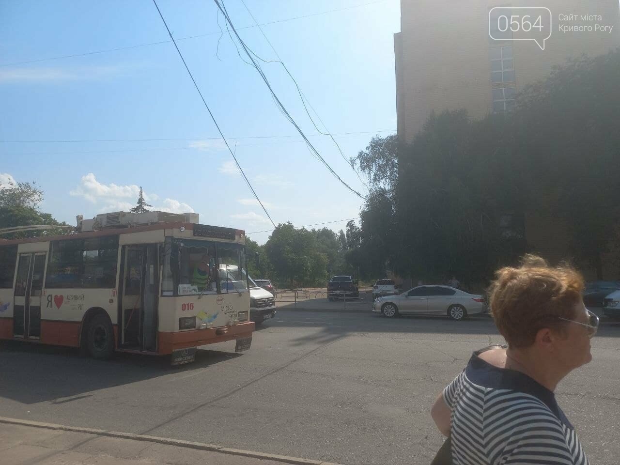 В Кривом Роге из-за обвисших над дорогой проводов остановился общественный транспорт, - ФОТО , фото-4