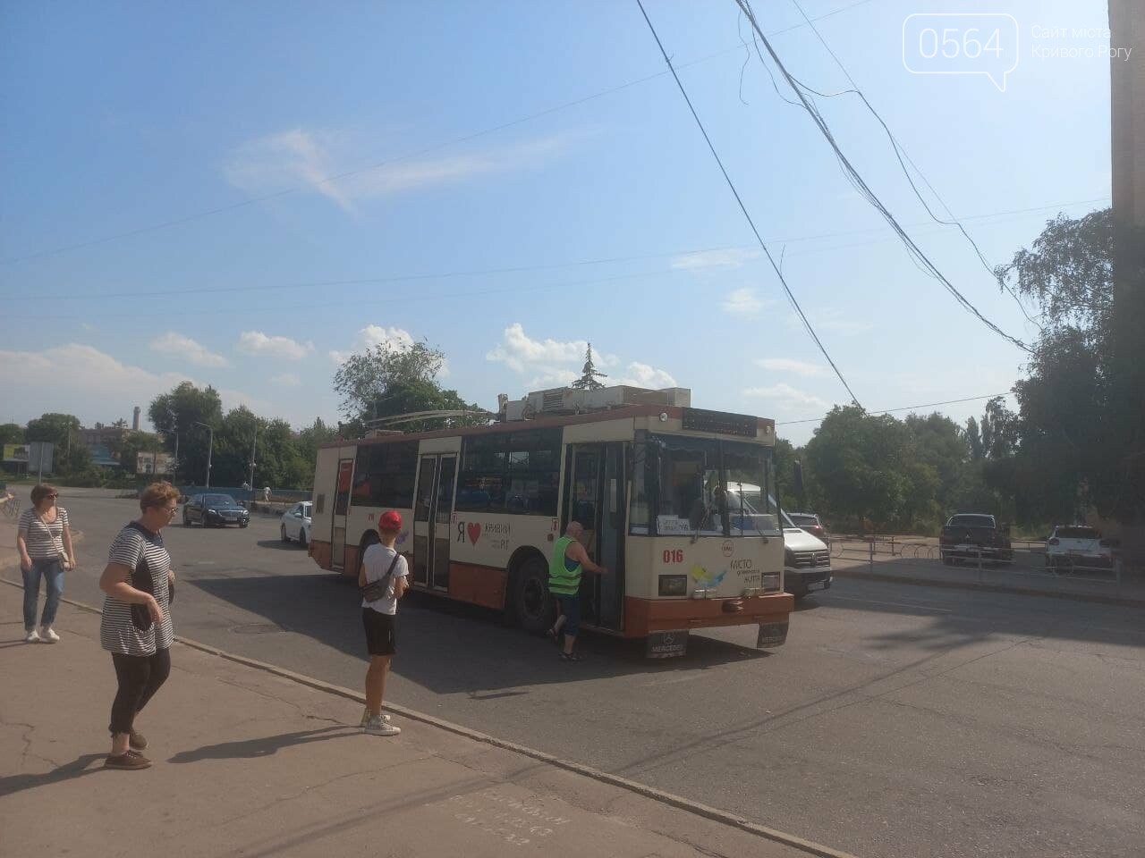 В Кривом Роге из-за обвисших над дорогой проводов остановился общественный транспорт, - ФОТО , фото-15