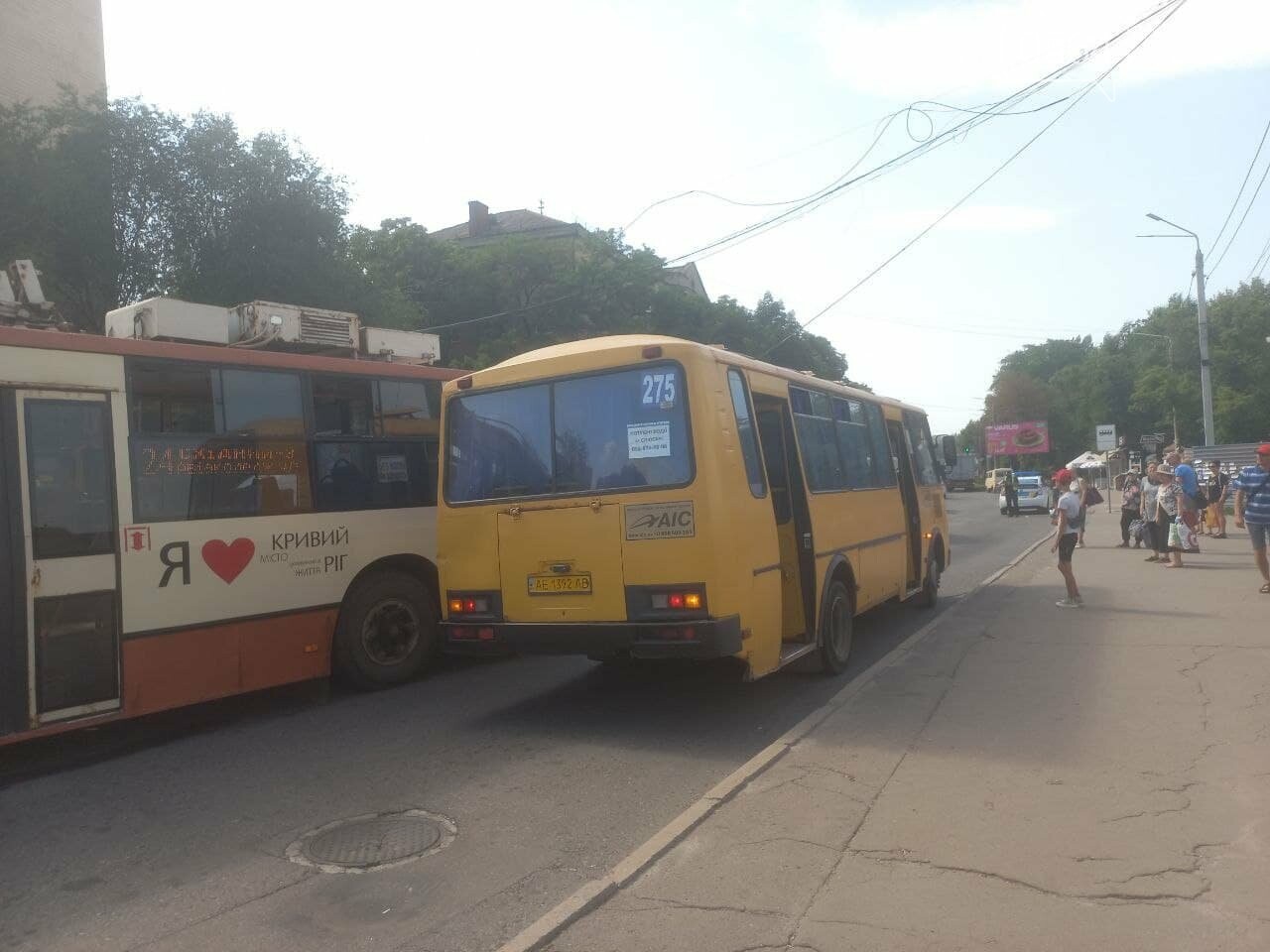 В Кривом Роге из-за обвисших над дорогой проводов остановился общественный транспорт, - ФОТО , фото-23