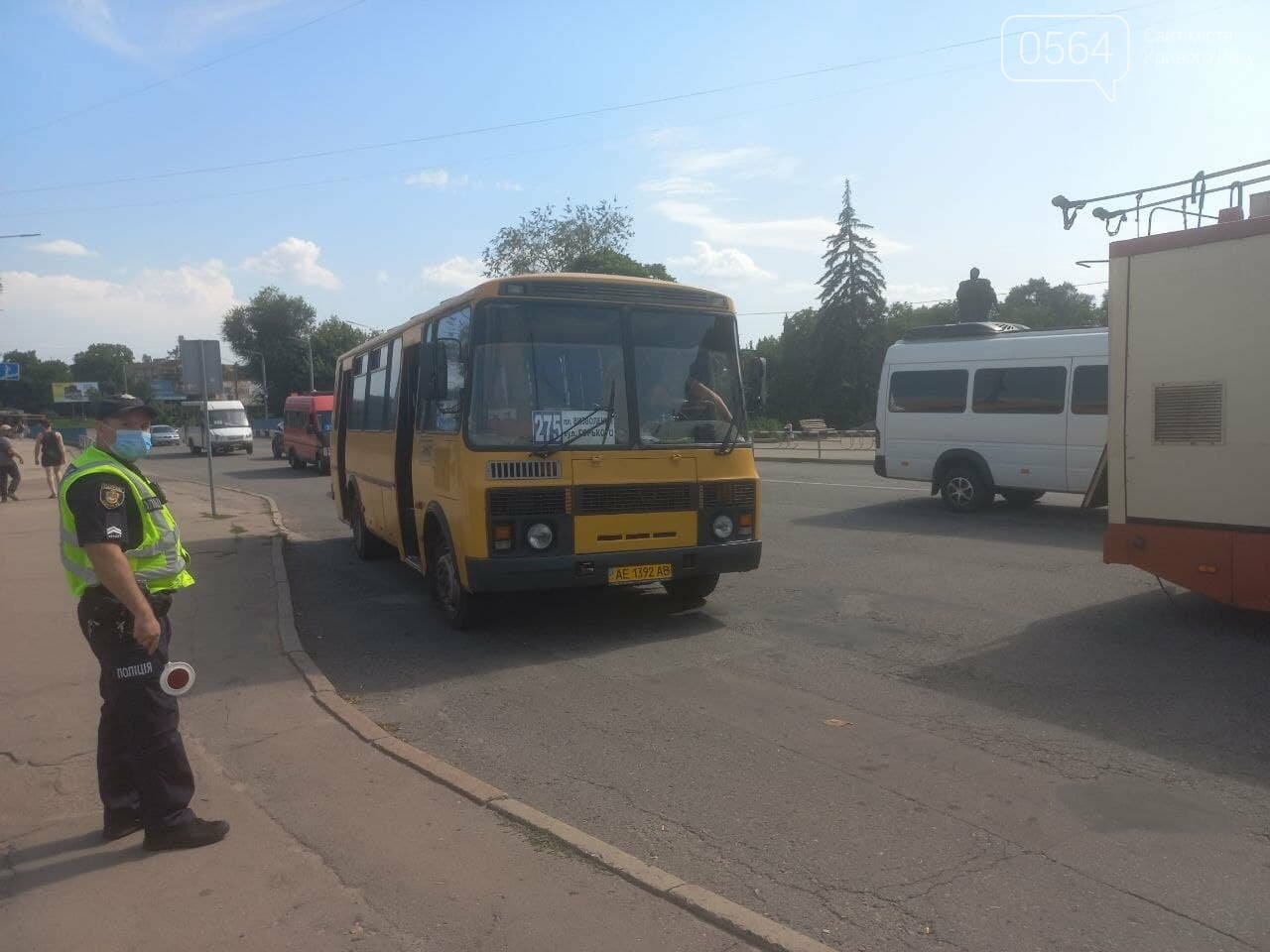 В Кривом Роге из-за обвисших над дорогой проводов остановился общественный транспорт, - ФОТО , фото-26