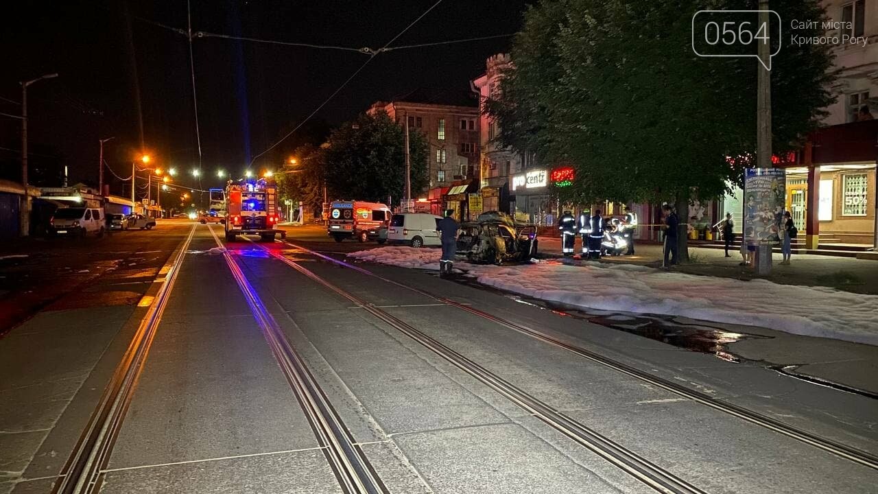 В центре Кривого Рога ночью сгорел припаркованный автомобиль, - ФОТО, фото-2
