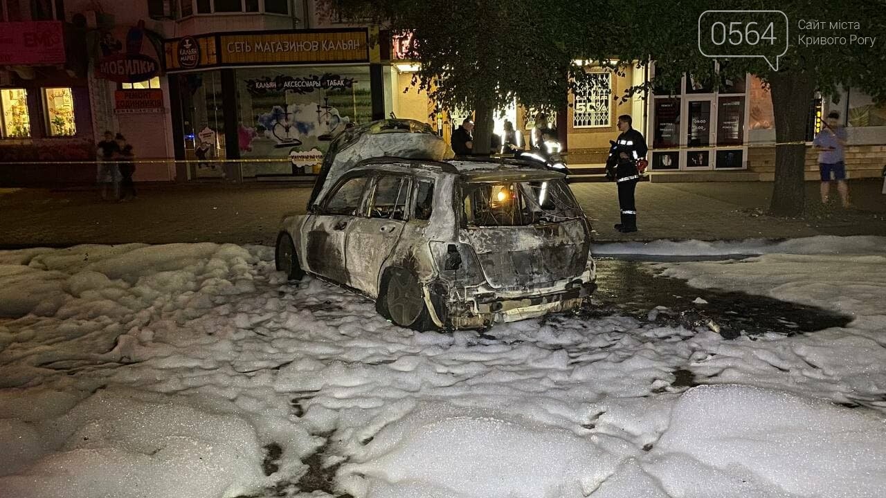 В центре Кривого Рога ночью сгорел припаркованный автомобиль, - ФОТО, фото-3