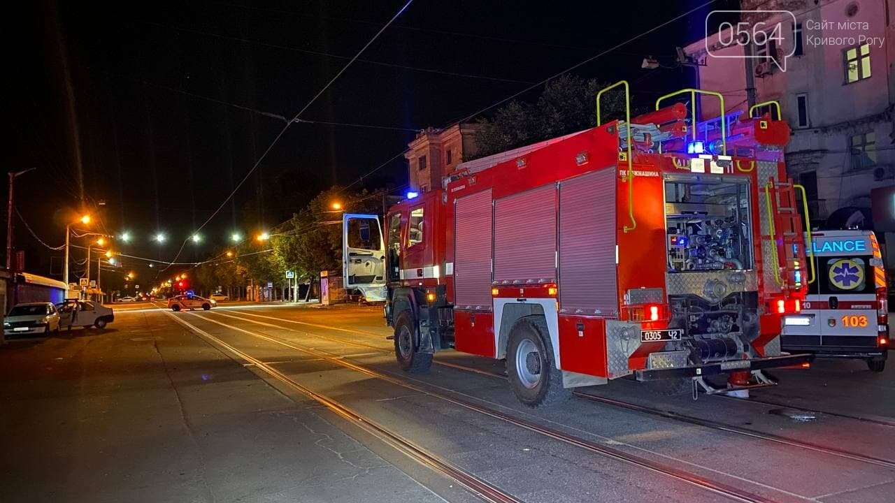 В центре Кривого Рога ночью сгорел припаркованный автомобиль, - ФОТО, фото-4