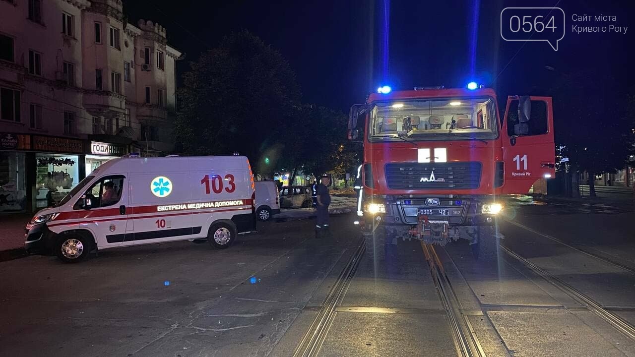 В центре Кривого Рога ночью сгорел припаркованный автомобиль, - ФОТО, фото-5