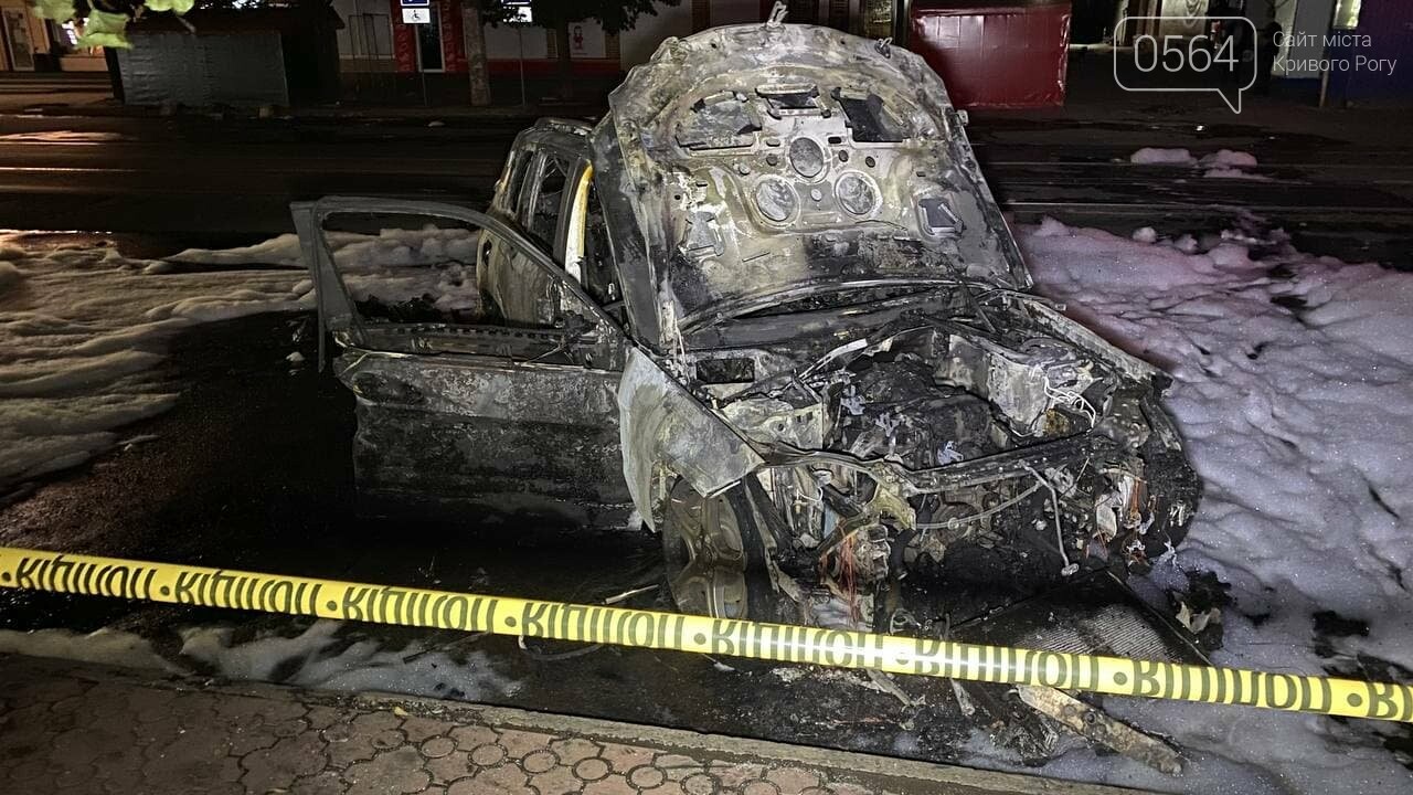 В центре Кривого Рога ночью сгорел припаркованный автомобиль, - ФОТО, фото-6