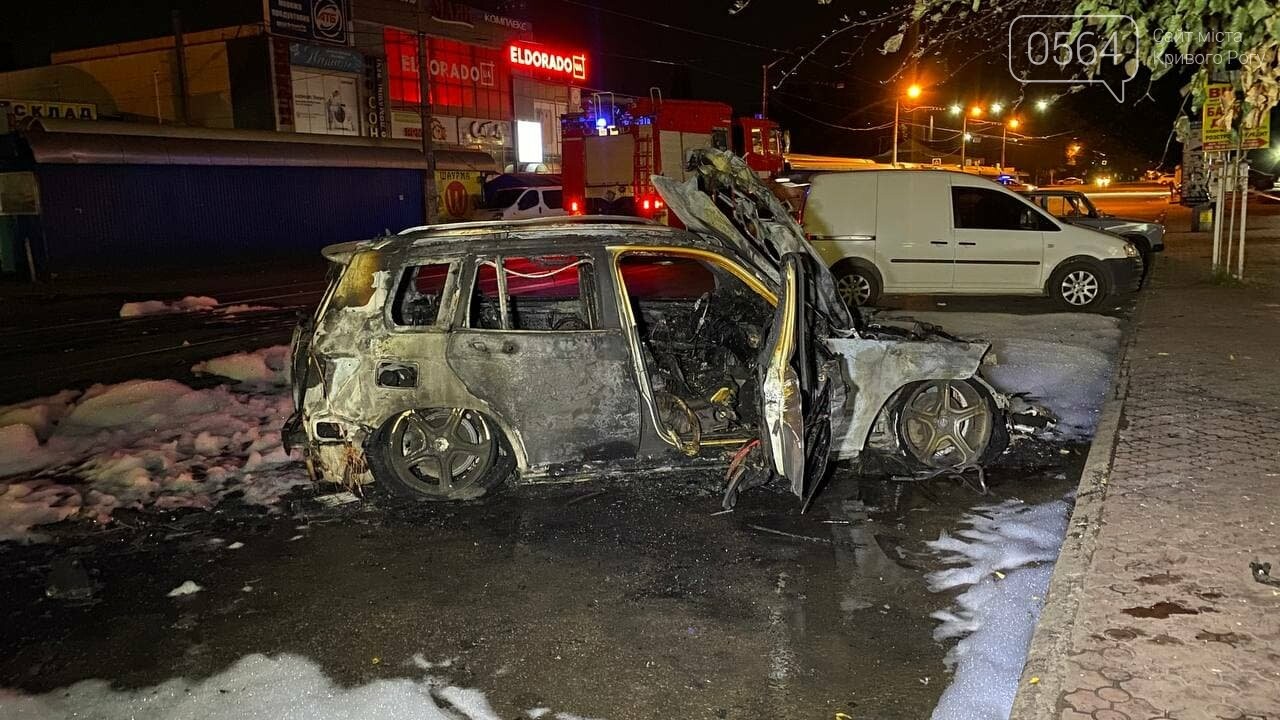 В центре Кривого Рога ночью сгорел припаркованный автомобиль, - ФОТО, фото-8