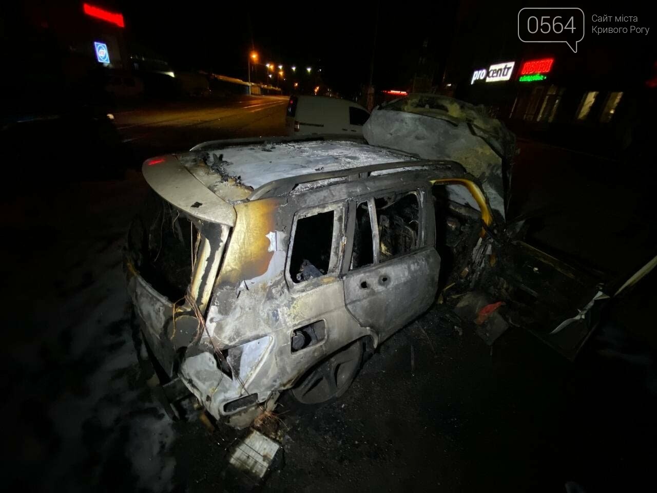 В центре Кривого Рога ночью сгорел припаркованный автомобиль, - ФОТО, фото-9