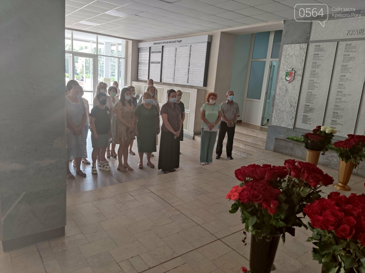 В холл горсовета Кривого Рога приносят цветы, - ФОТО, ВИДЕО, фото-14