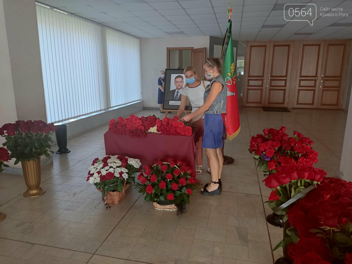 В холл горсовета Кривого Рога приносят цветы, - ФОТО, ВИДЕО, фото-18