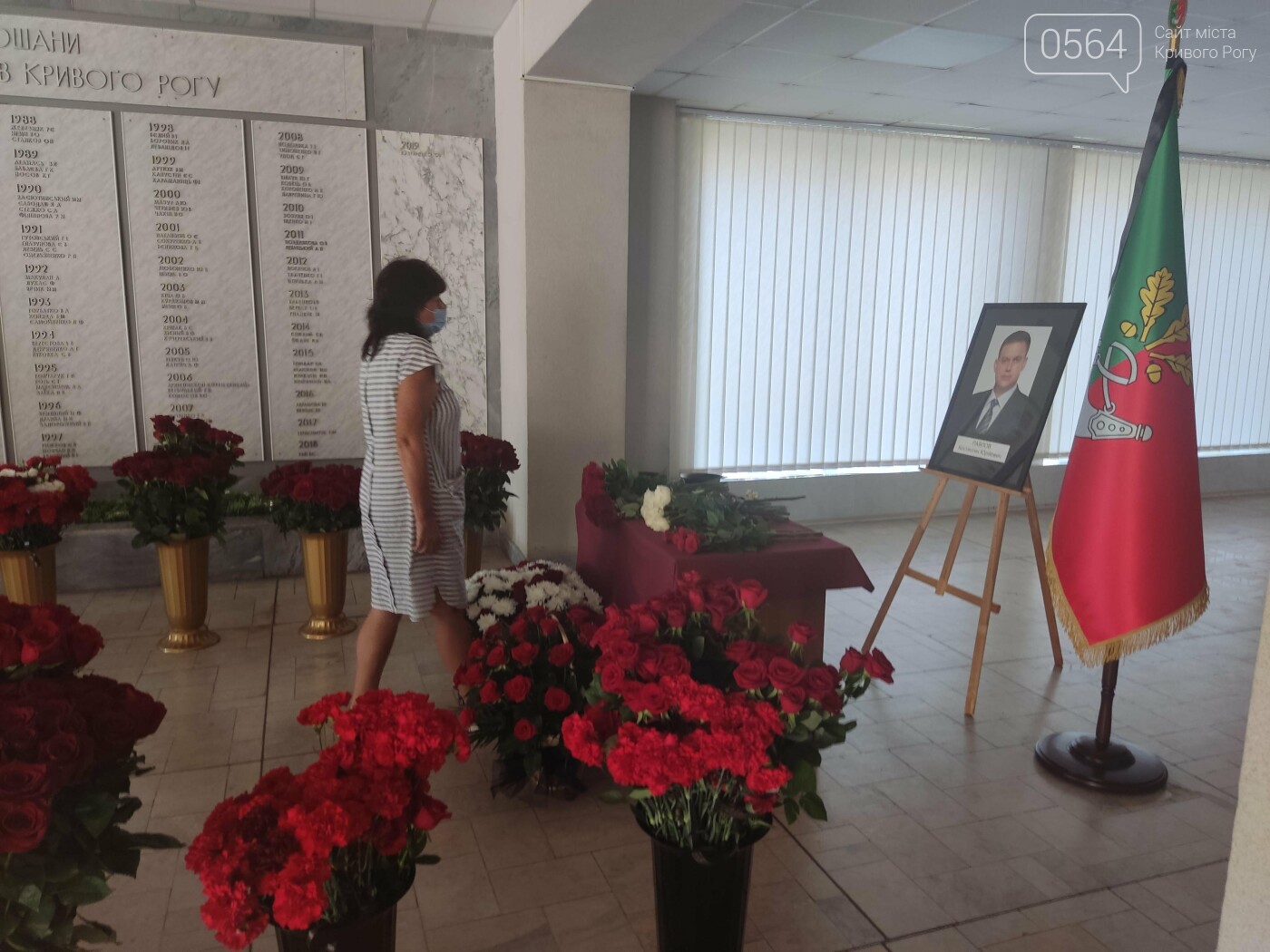 В холл горсовета Кривого Рога приносят цветы, - ФОТО, ВИДЕО, фото-13