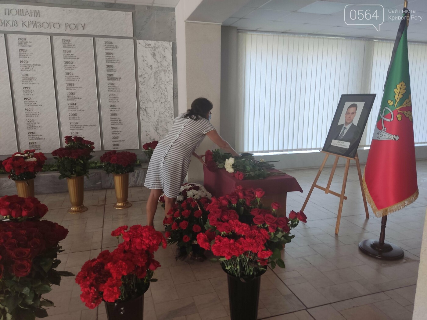 В холл горсовета Кривого Рога приносят цветы, - ФОТО, ВИДЕО, фото-17