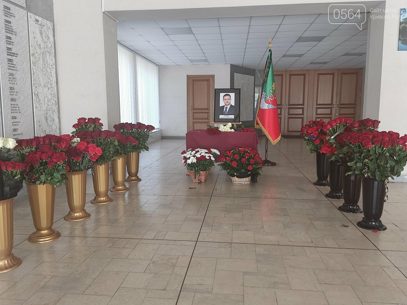В холл горсовета Кривого Рога приносят цветы, - ФОТО, ВИДЕО, фото-3