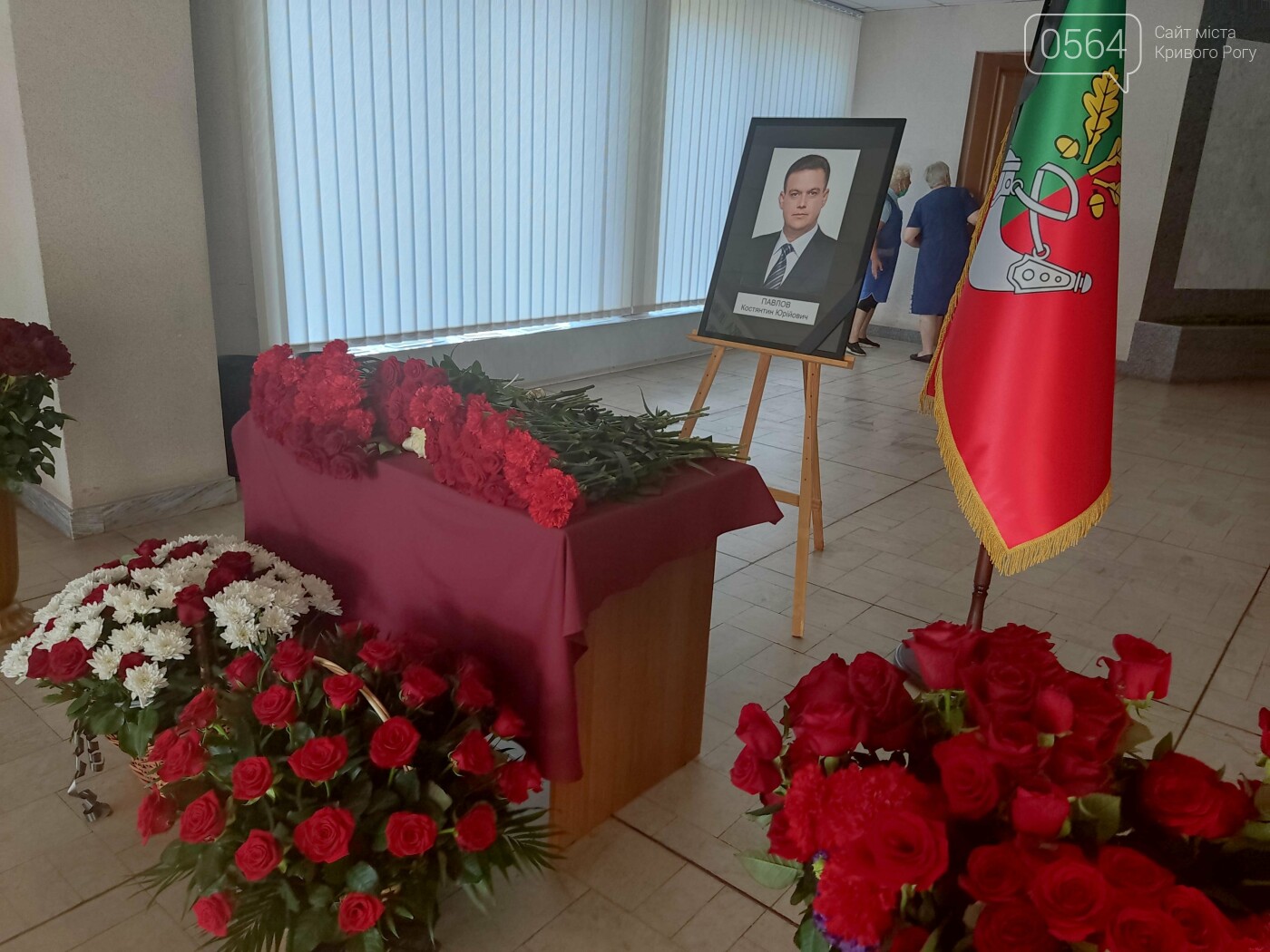В холл горсовета Кривого Рога приносят цветы, - ФОТО, ВИДЕО, фото-12