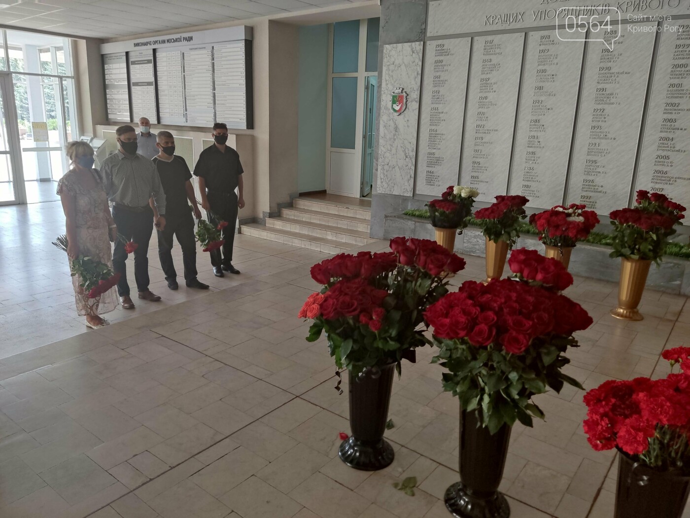 В холл горсовета Кривого Рога приносят цветы, - ФОТО, ВИДЕО, фото-10