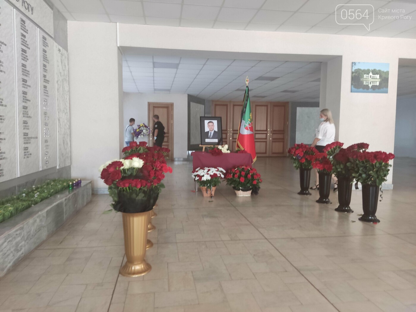 В холл горсовета Кривого Рога приносят цветы, - ФОТО, ВИДЕО, фото-15