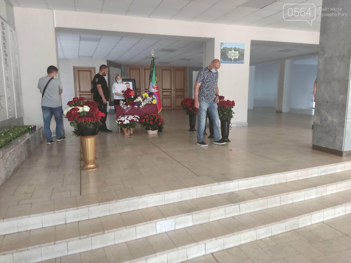 В холл горсовета Кривого Рога приносят цветы, - ФОТО, ВИДЕО, фото-5